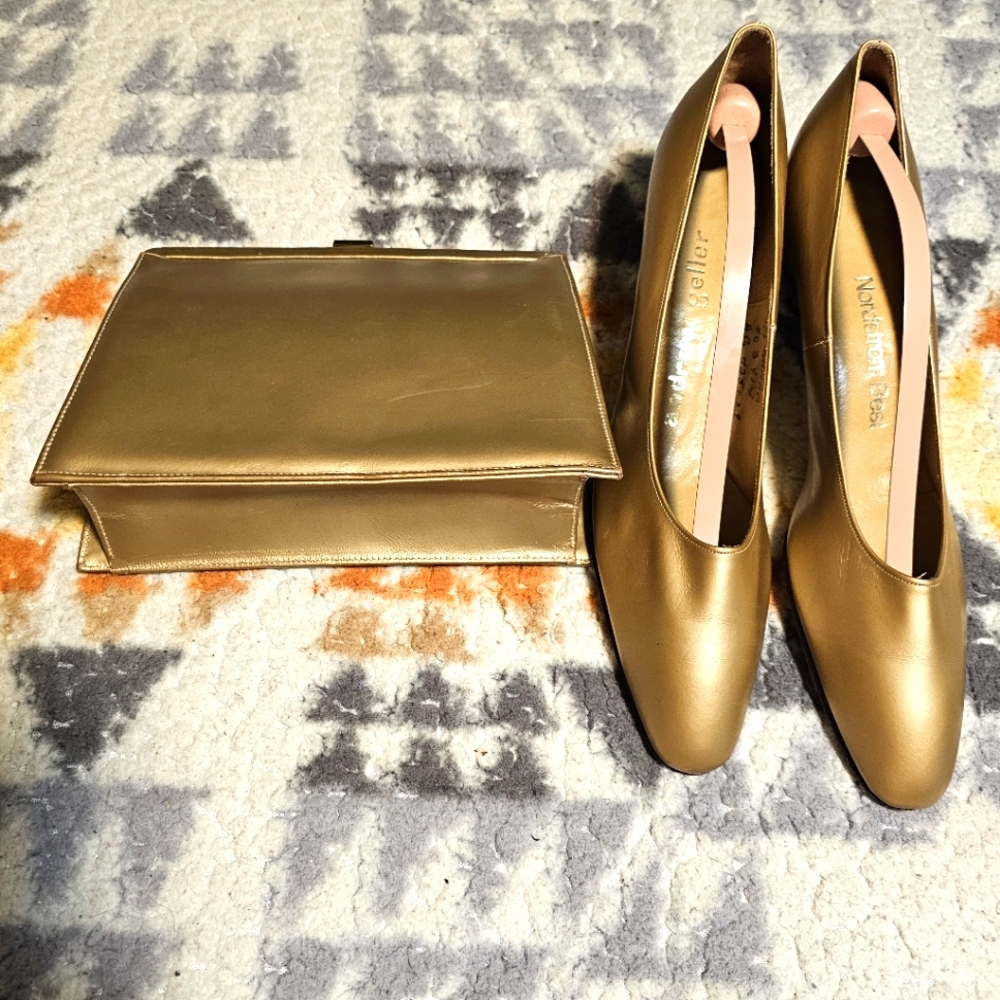 ANDREW GELLER Golden Heels with matching Clutch, Mirror and Coin Purse Size 9.5